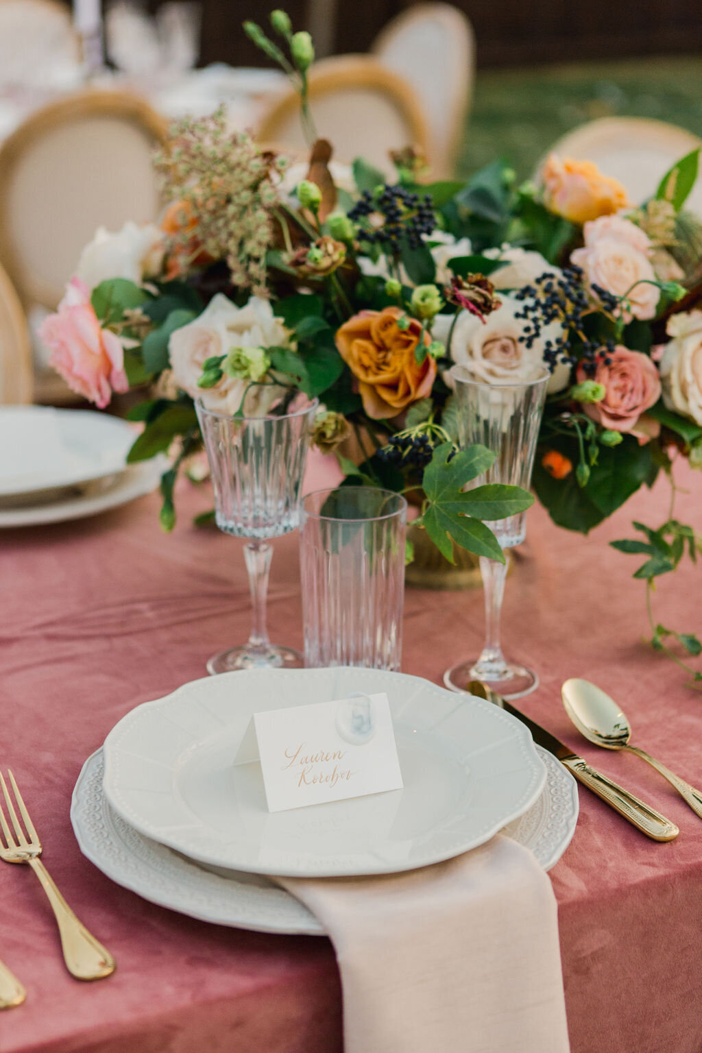 Intimate backyard wedding in Dallas Forth Worth, Texas tablescape with beautiful wedding florals | Vella Nest Floral Design