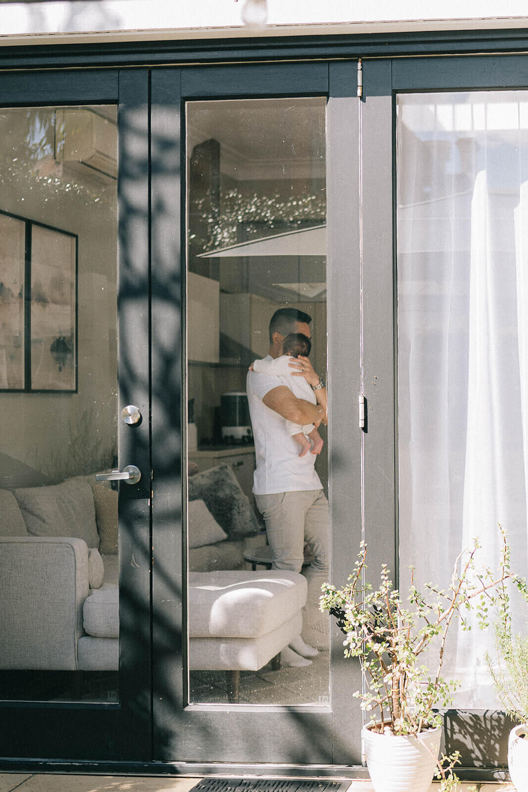 In-home-newborn-baby-and-daddy-cuddling