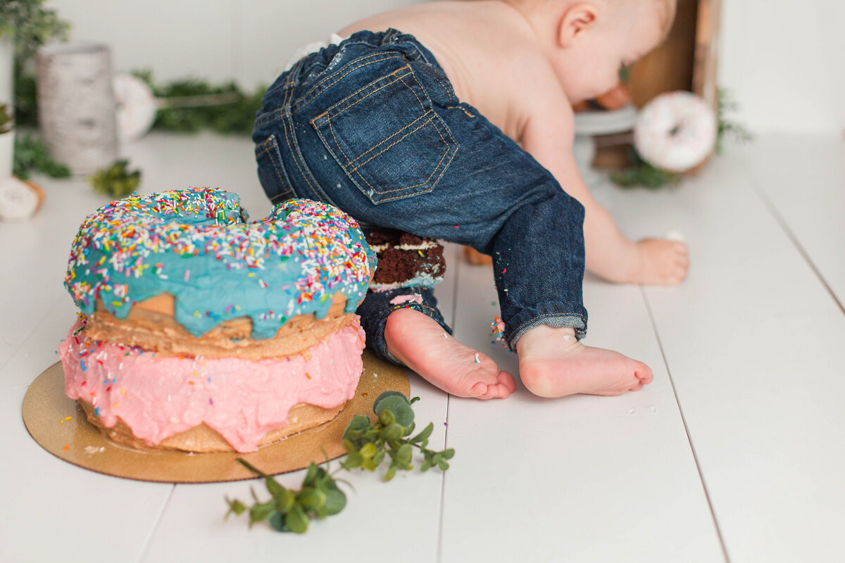 Kelowna-cake-smash-Photographer.EdwinCakeSmash-39