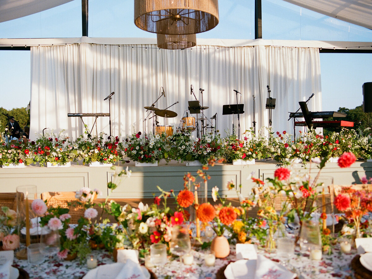Marthas-vineyard-wedding-planner-kg-events-design-luxury-destination-weddings-private-events-corporate-events-aquinnah-ma-event-designer-outermost-inn-outdoor-tented-wedding-reception-black-frame-tent-79