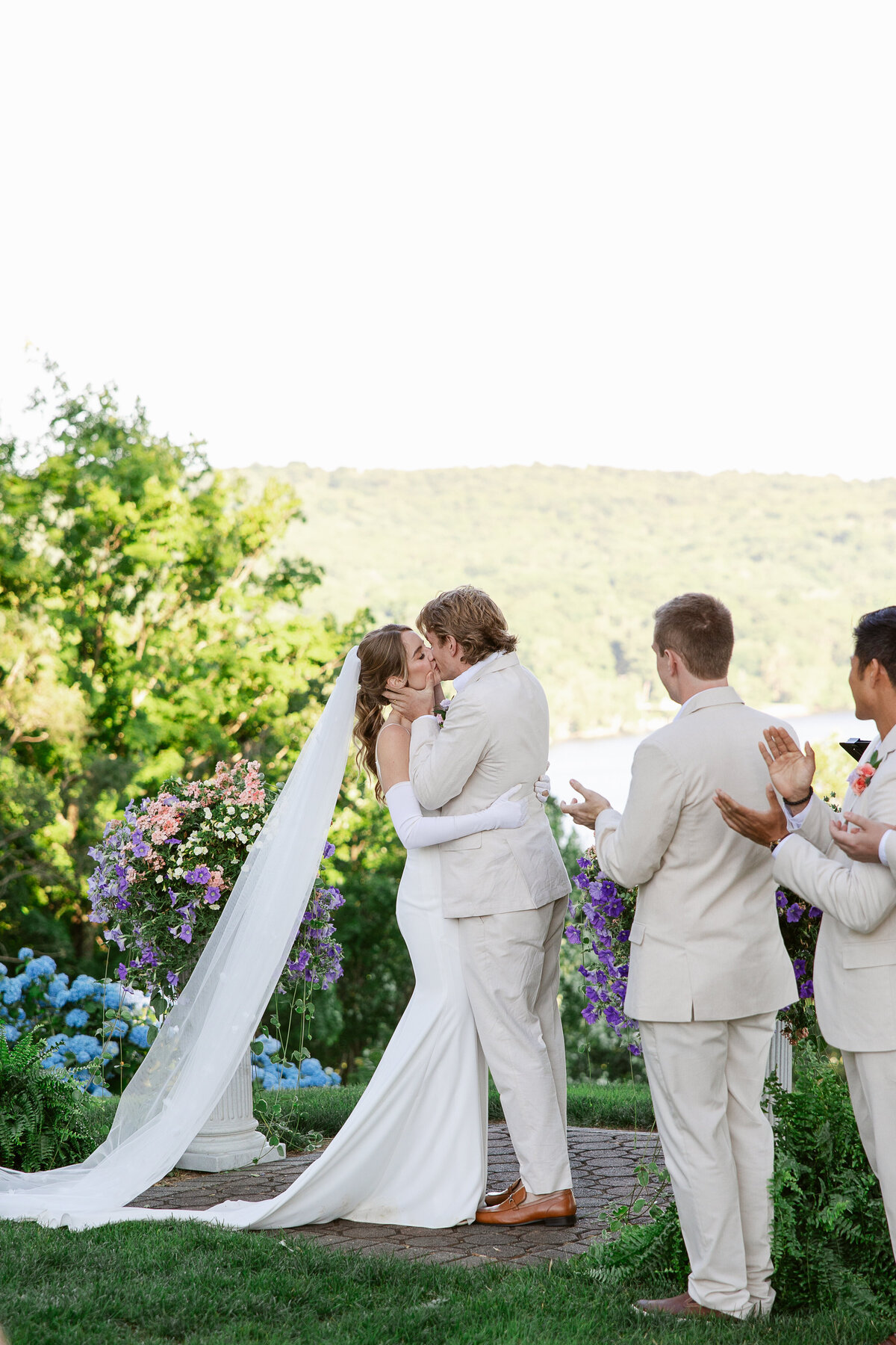 couples-first-kiss-at-saint-clements-castle
