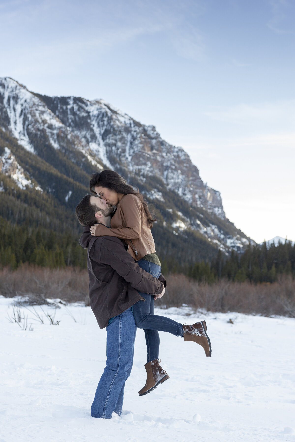 Shanna-Mae-Photography-Montana-Photographer-Winter- Snow-Engagement-Wedding-Poses-Hyalite-Ennis-Bozeman-Big-Sky-001