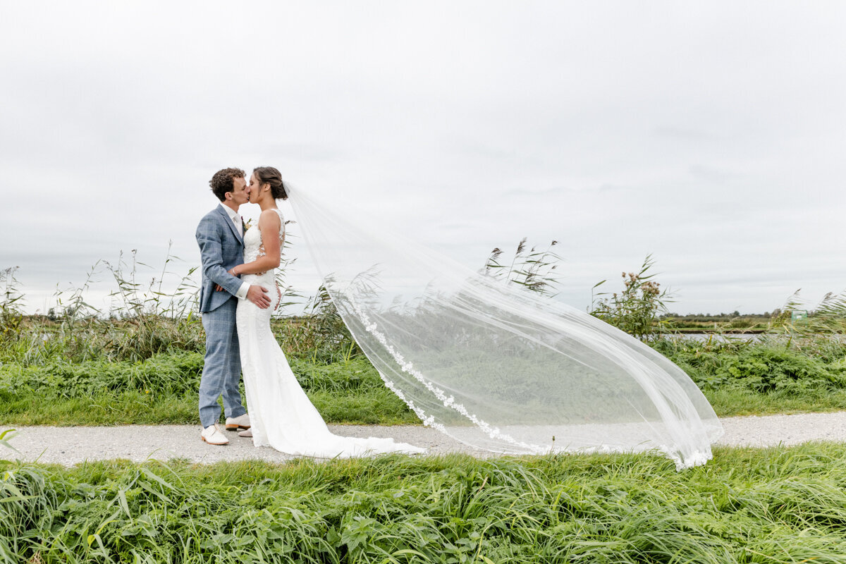 Trouwen in Friesland, trouwen in Bergum. Bruidsfotograaf friesland (55)