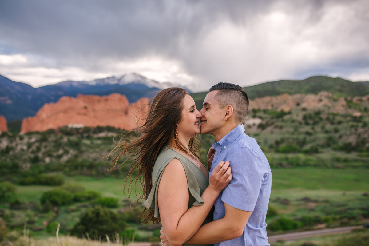 Garden-of-the-Gods-engagement-pictures (1)