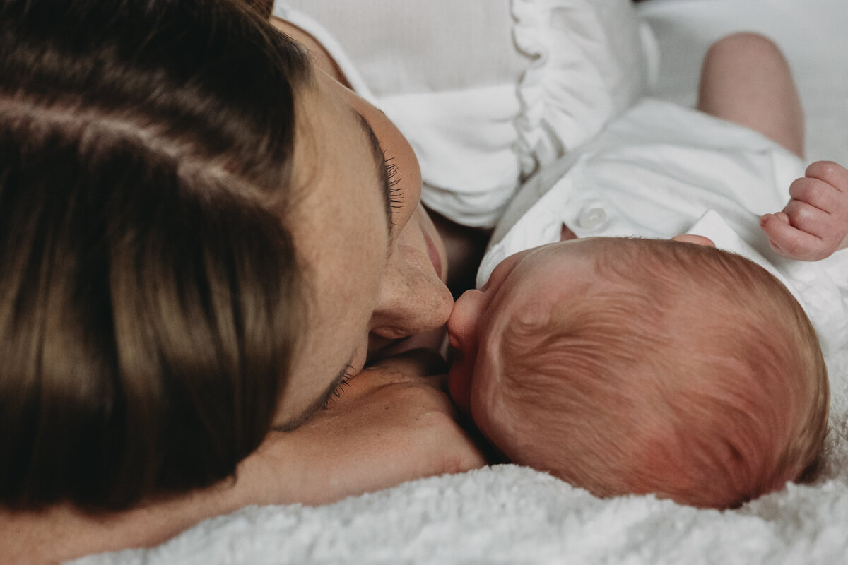 Kasey-Newborn-nose-kisses