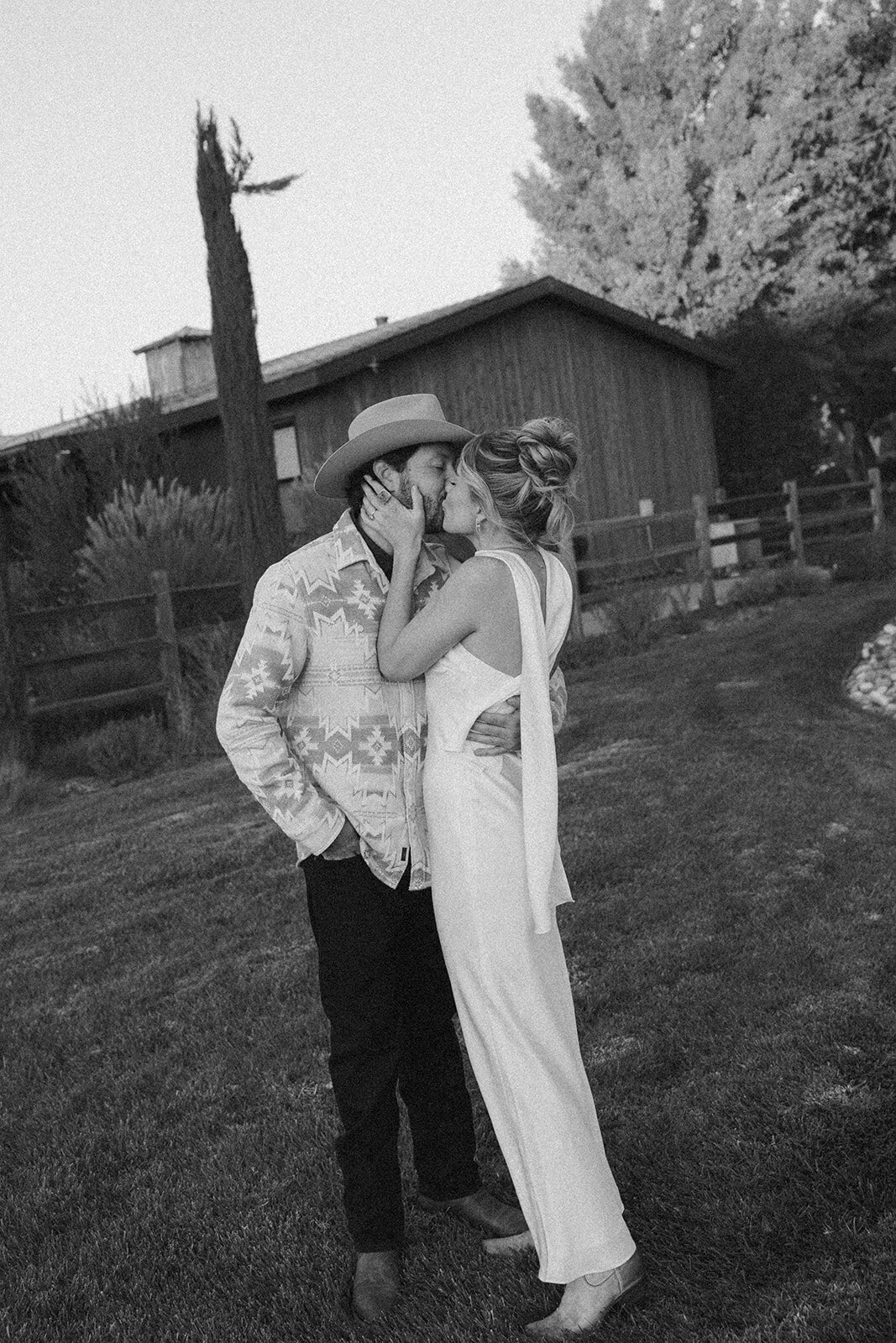 editorial-film-wedding-photographer-based-in-los-angeles-and-new-york-city-wedding-venue-Roblar-Farms-santa-ynez-by-rachel-artime-wedding-photography-9719-2