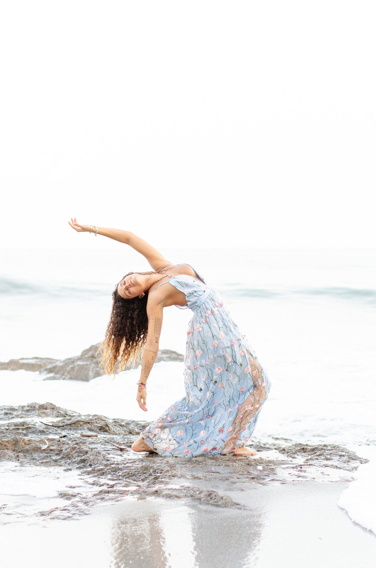 vrouw dansen op het zandvoort strand