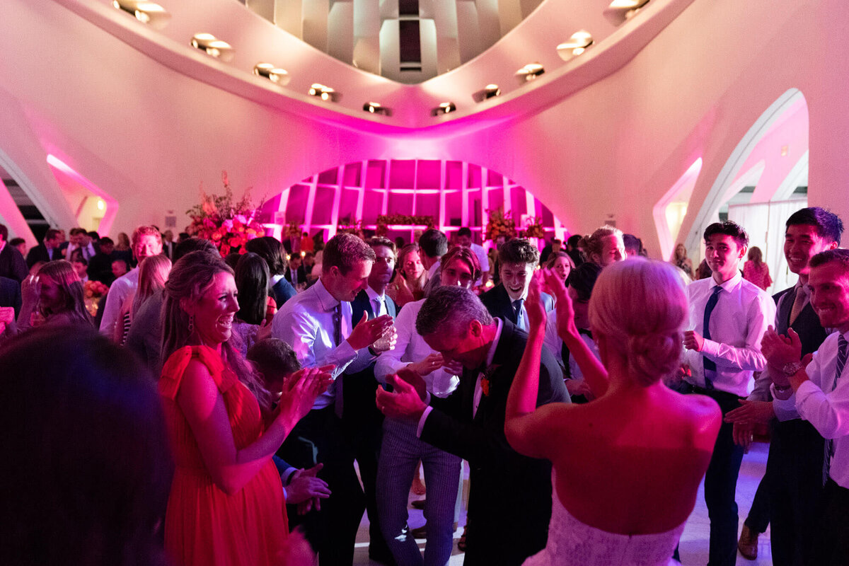 milwaukee-art-museum-summer-wedding-dancing-2