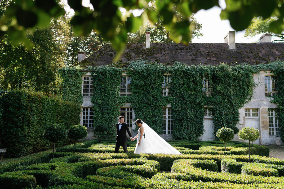 a couple walaking in the garden of Château de Villette