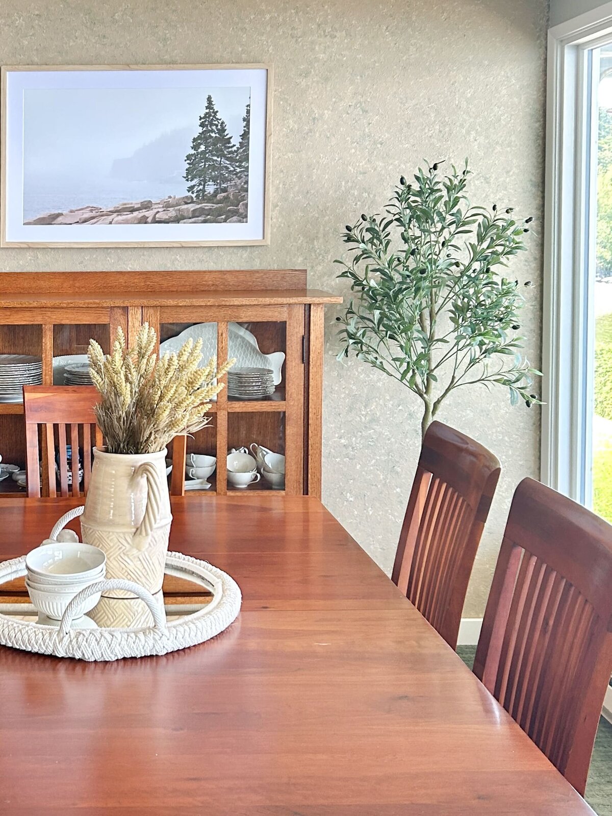 occupied-staging-pnw-waterfront-home-dining-room-modernmollusk