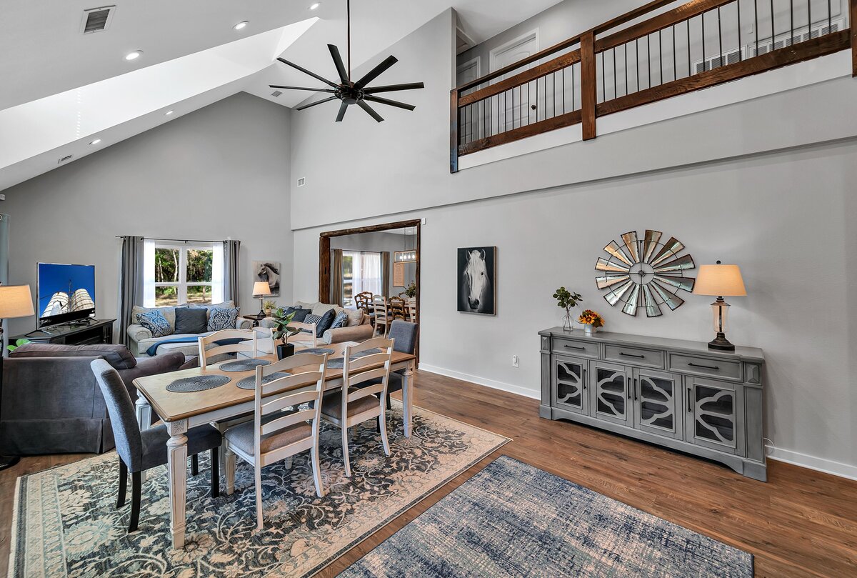 Casual dining for 6 in this 7-bedroom, 5-bathroom farmhouse that sleeps 21 on a secluded acreage just 15 minutes from downtown Waco, TX