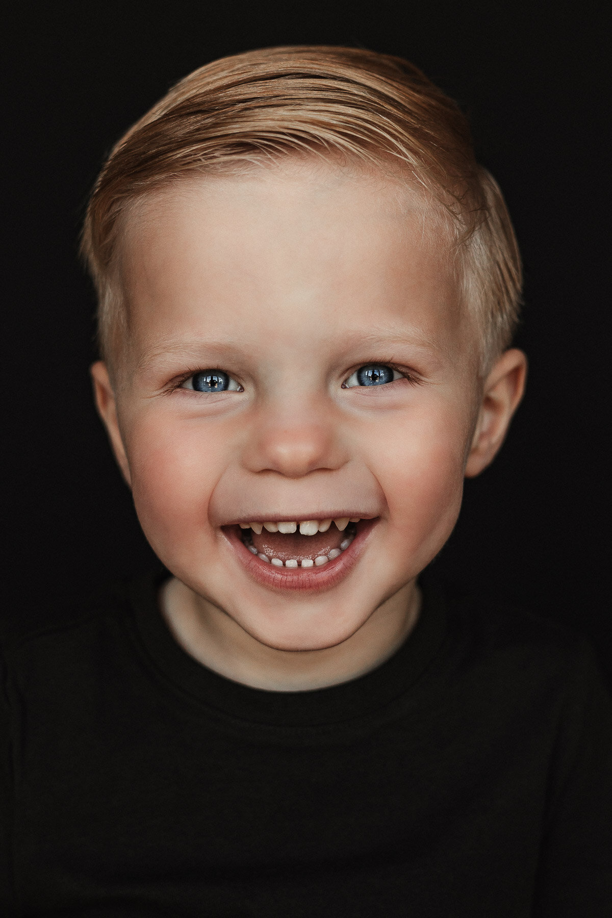 portretfoto zwarte achtergrond kind