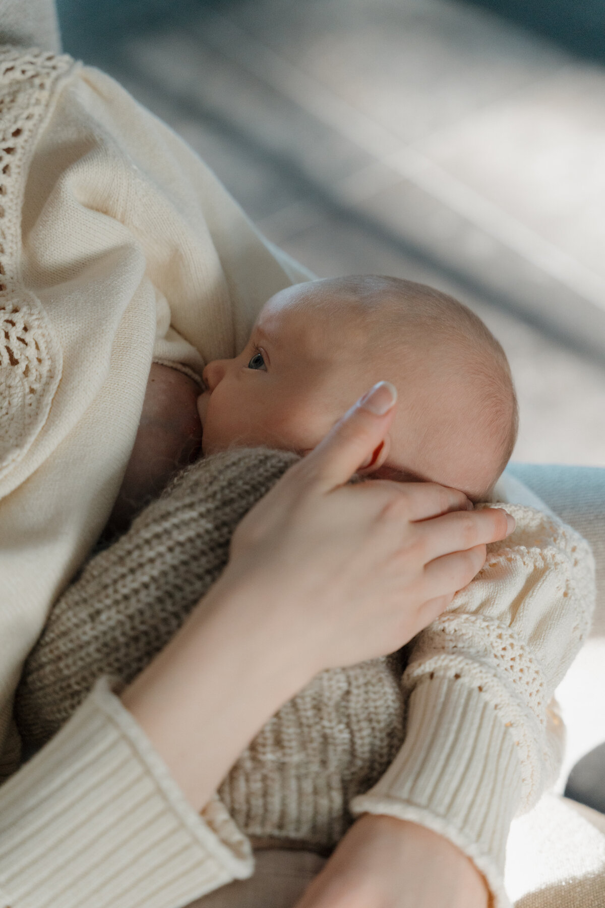 Close-up foto van baby die gevoed wordt.
