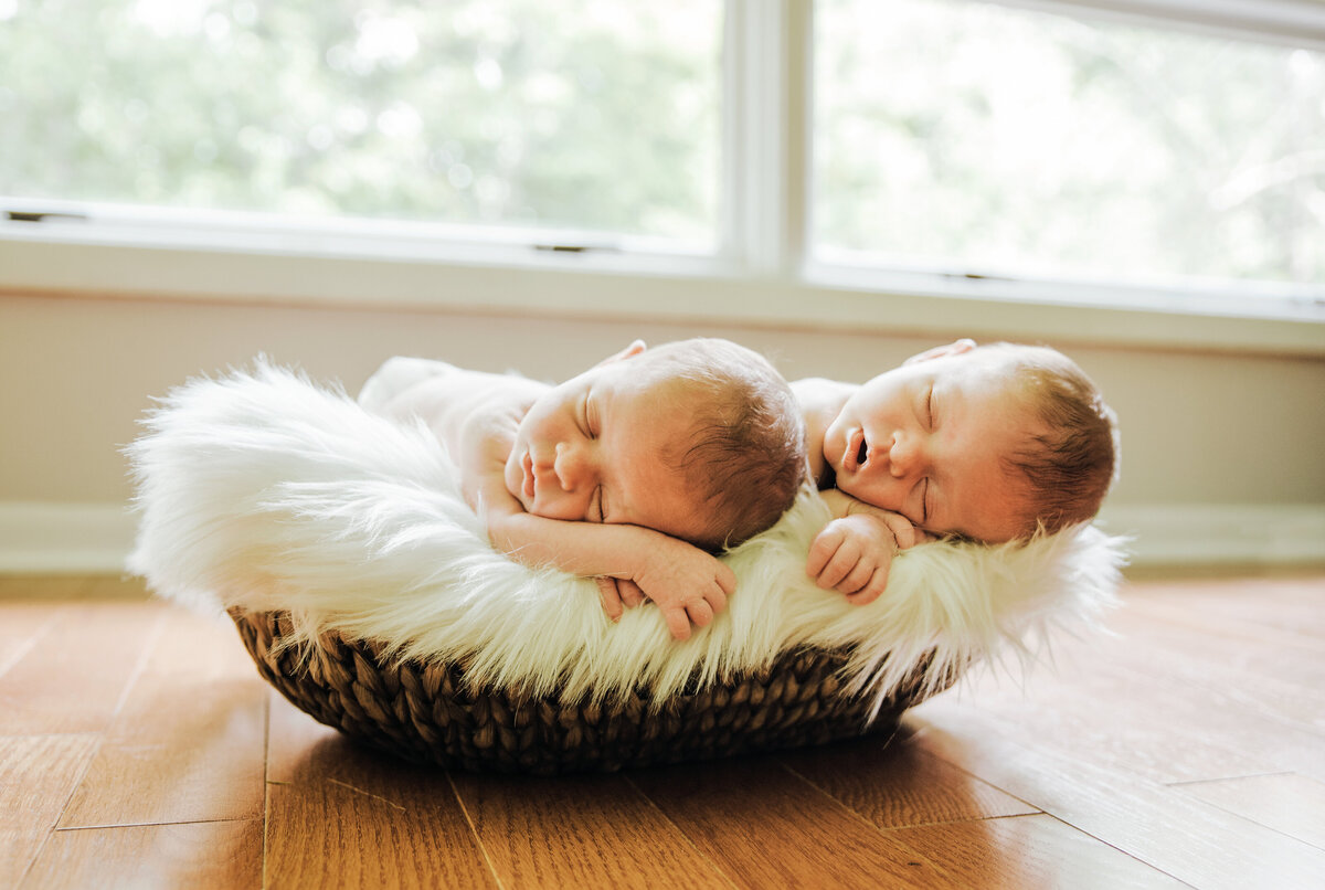 In Home Newborn Twin Sleepy Session (1)