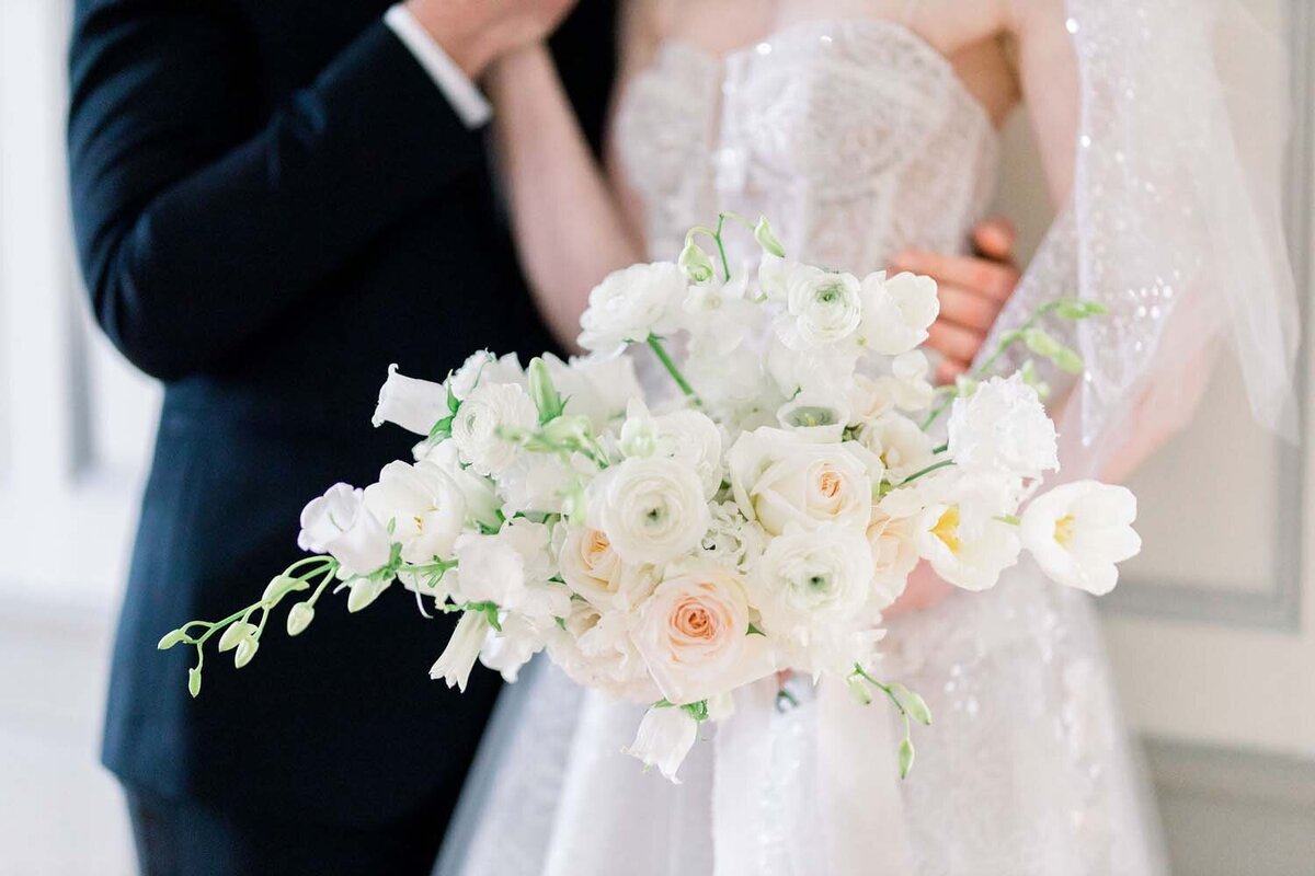 Parisian couture wedding in Black and White at chateau de Bonaventure Paris Veronique Lorre floral designer Aude lucas16