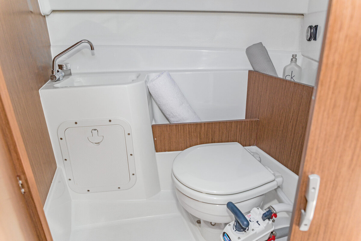 beneteau-antares-7-interior-7