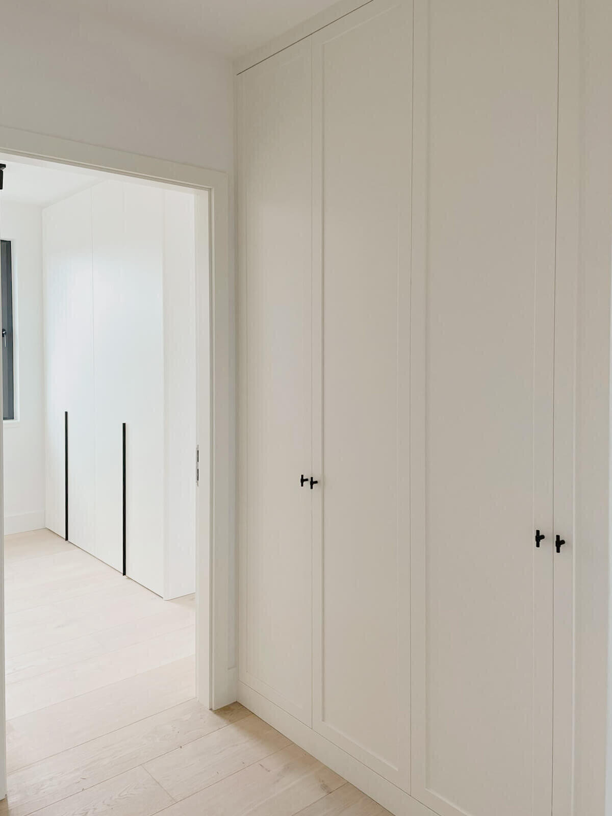 ankleidezimmer-adam-innenausbau-eingebaute-kleiderschraenke