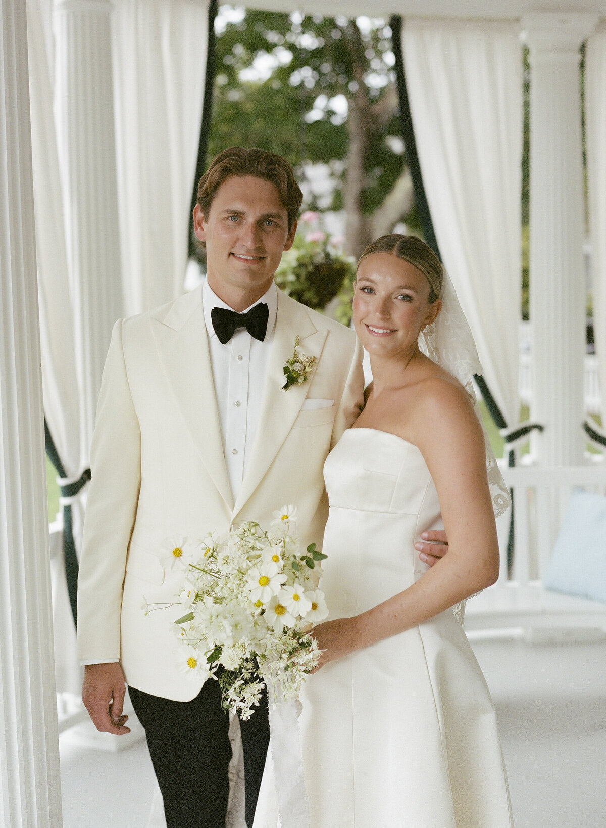 Marthas-vineyard-wedding-planner-kg-events-design-luxury-destination-weddings-private-events-corporate-events-edgartown-ma-event-designer-outdoor-tented-wedding-reception-island-wedding-vogue-wedding-pohogonot-149