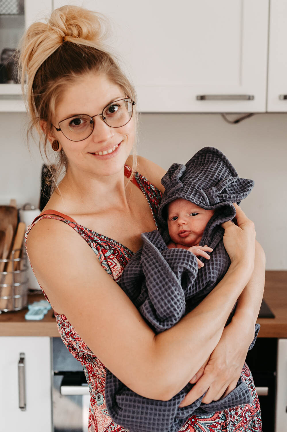 Lifestyle-newborn-foceni-doma_rodinna-fotografka-Praha-vychod_Karolina-Ticha-49