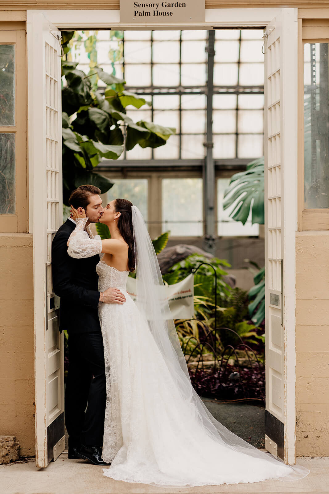 wilman-botanical-gardens-downtown-chicago-wedding-modern-010