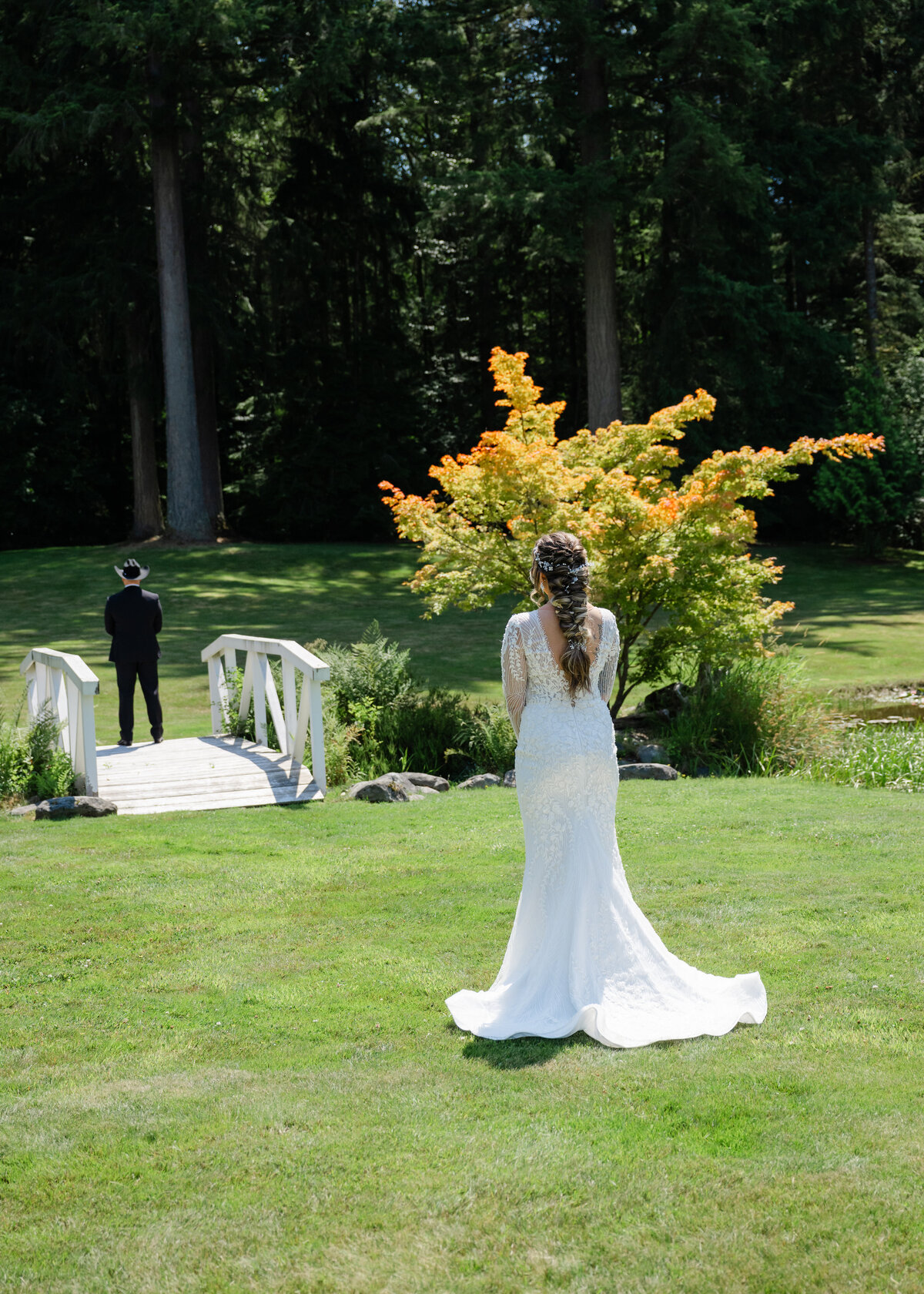 bride and groom first look at the natures connection in snohomish white bridge