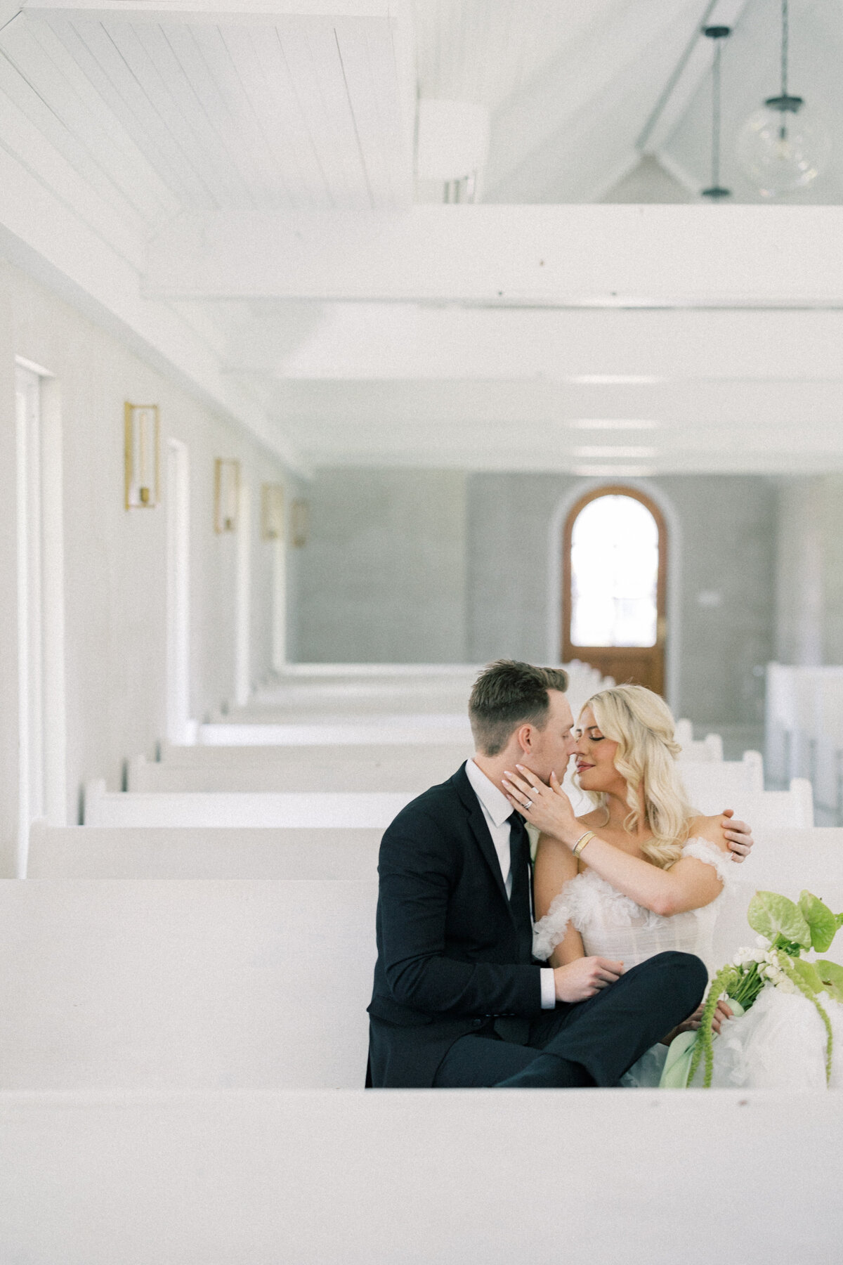 LivByGrace-Dallas-Wedding-Photography-TheEmerson-ClassicCeremony-15