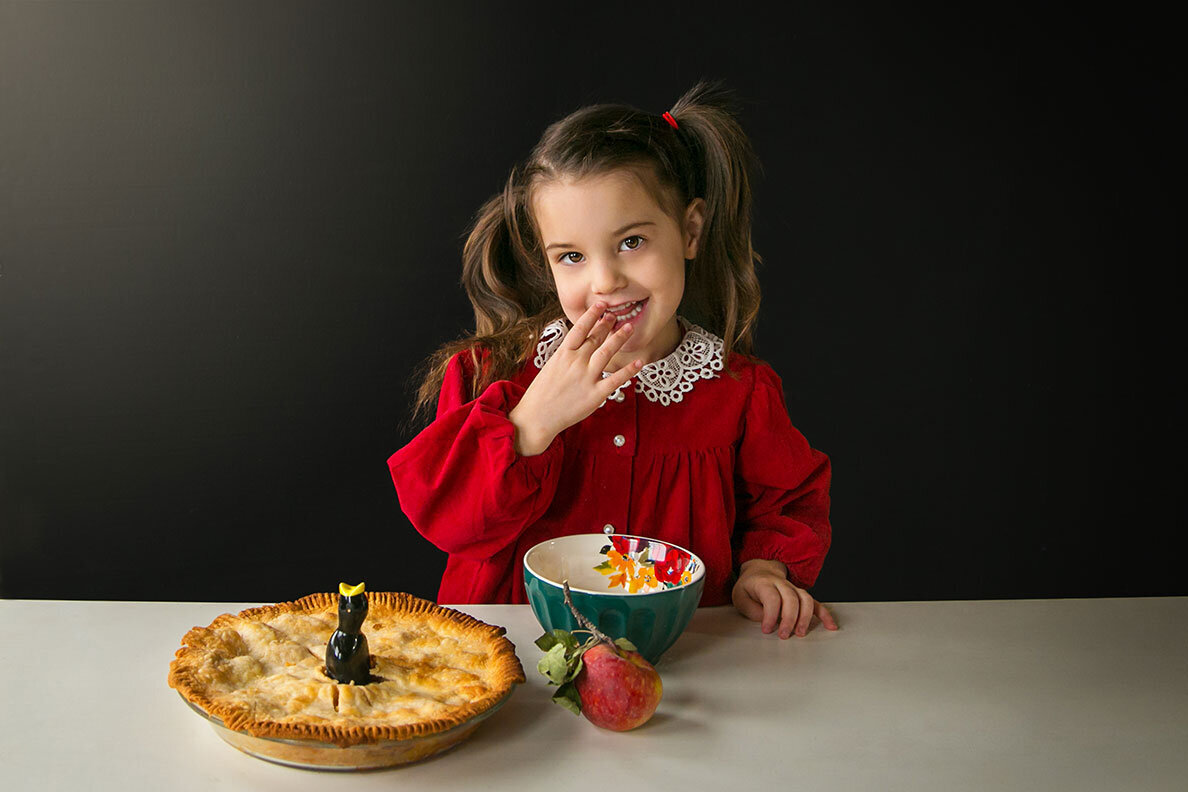 cooking-vintage-pie-girl-blackbird-apple-nursey-ryhme-sing-a-song-of-sixpence