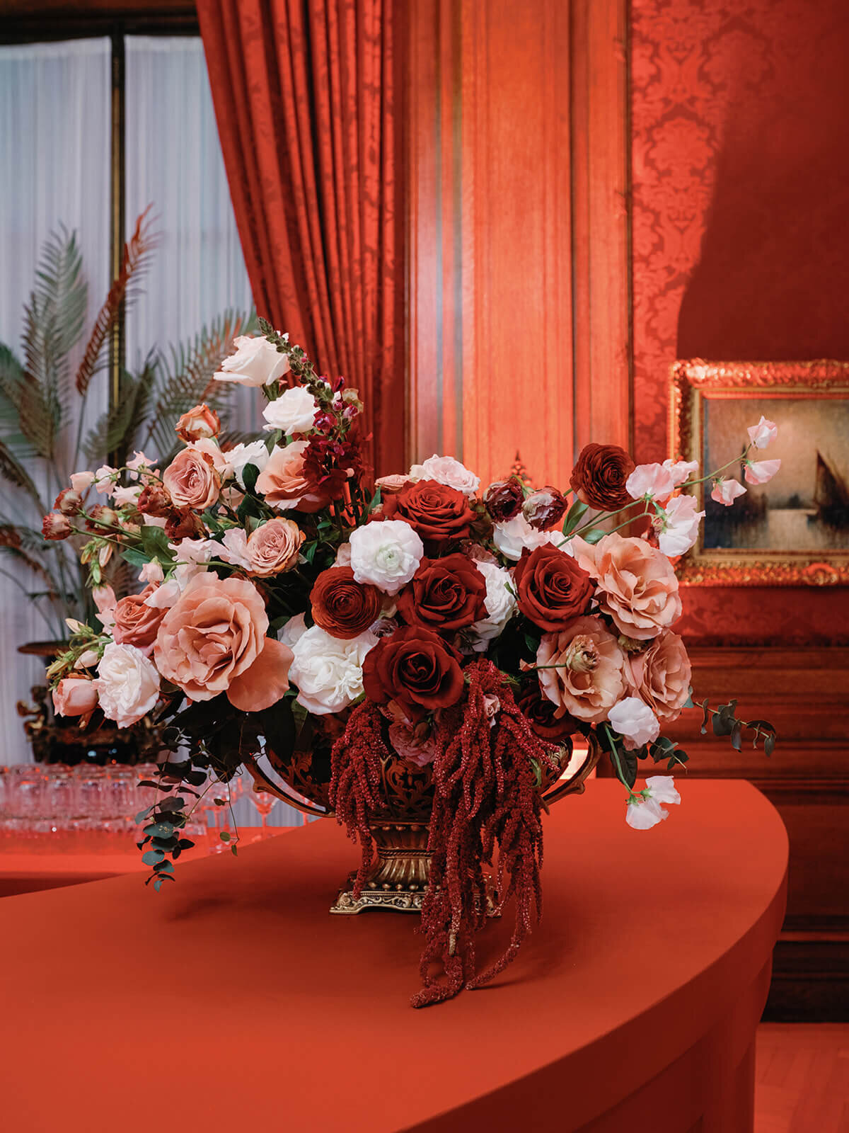 jane-steven-springvale-floral-perry-belmont-house-wedding-reception-dramatic-red