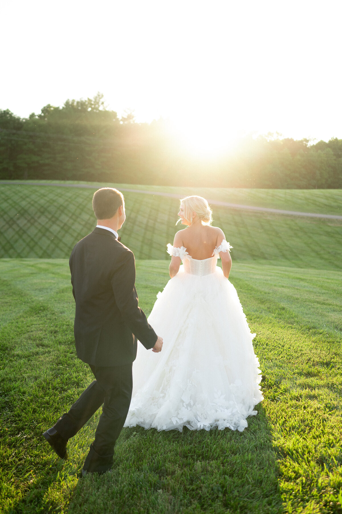 romantic_couple_wedding_running