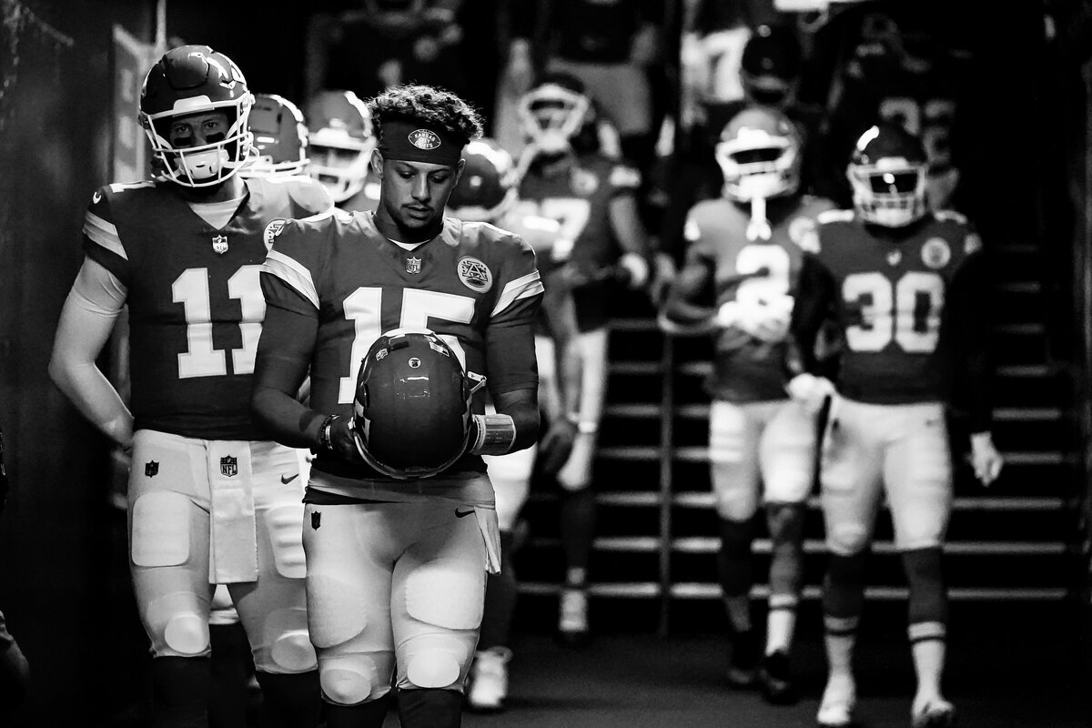 kansas-city-sports-photography-chiefs-0054-team-walking-tunnel
