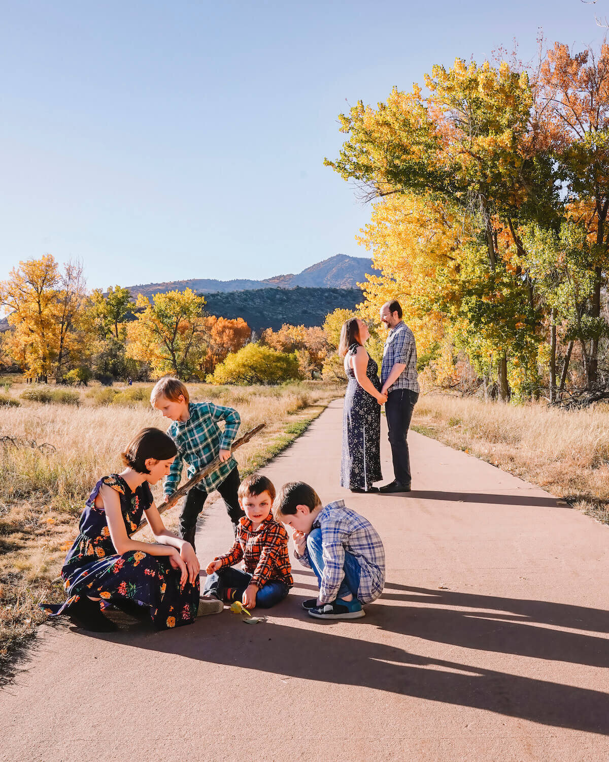denver family photography - kids and family gathered on pathway