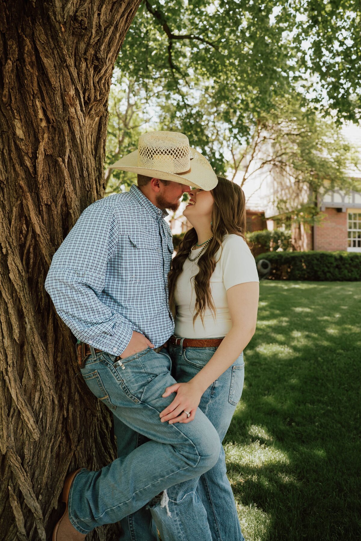 couple-close-kissing-by-tree