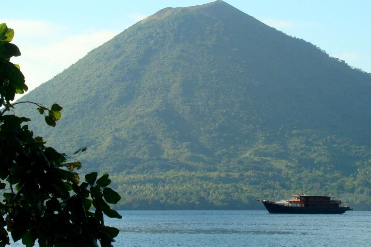 Luxury Yacht Charter Amanikan Hero 2Indonesia