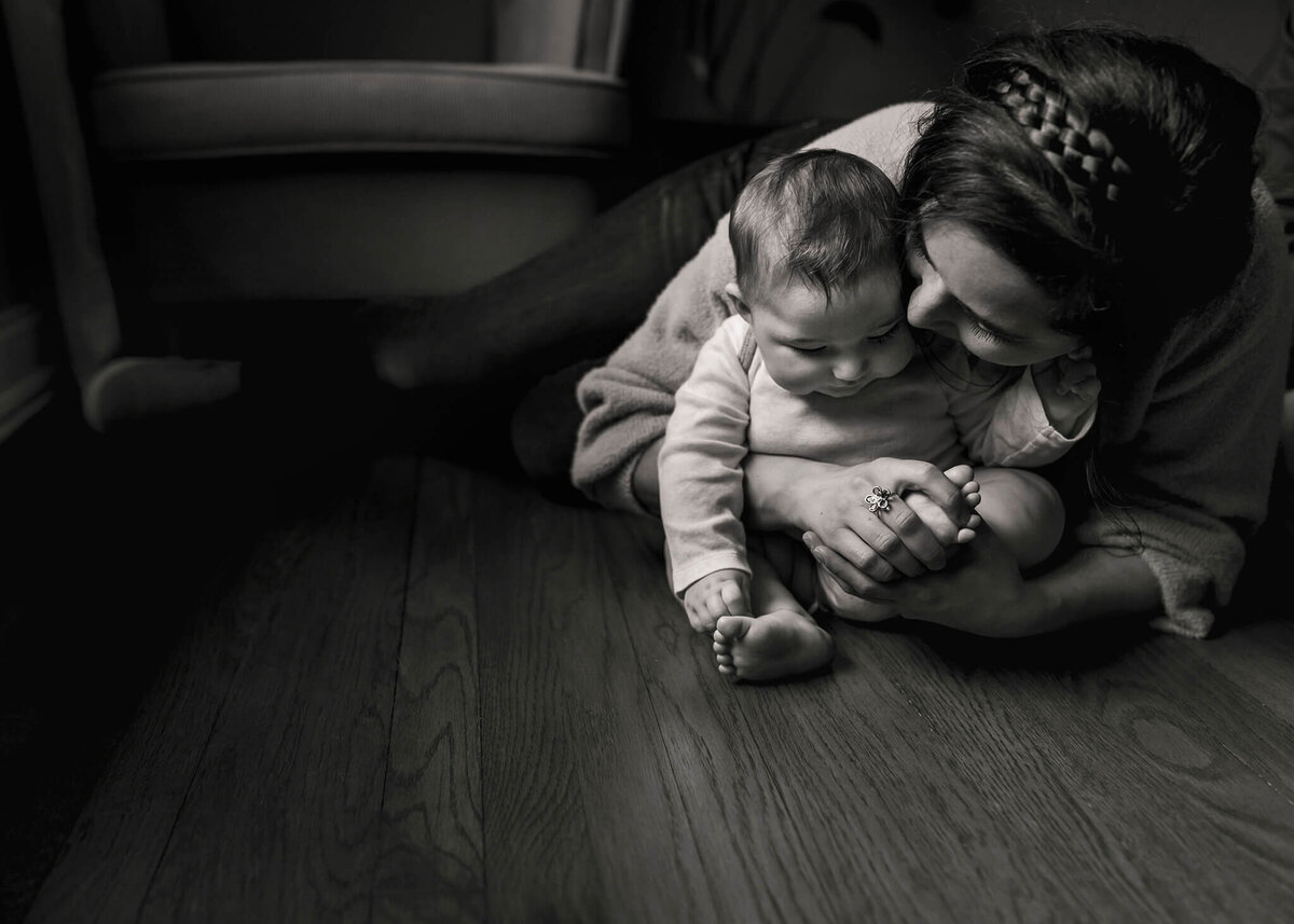 NJ motherhood photographer captures mom with her daughter