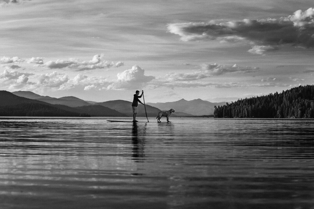 portrait-senior-highschool-paddleboard-dog-priest-lake