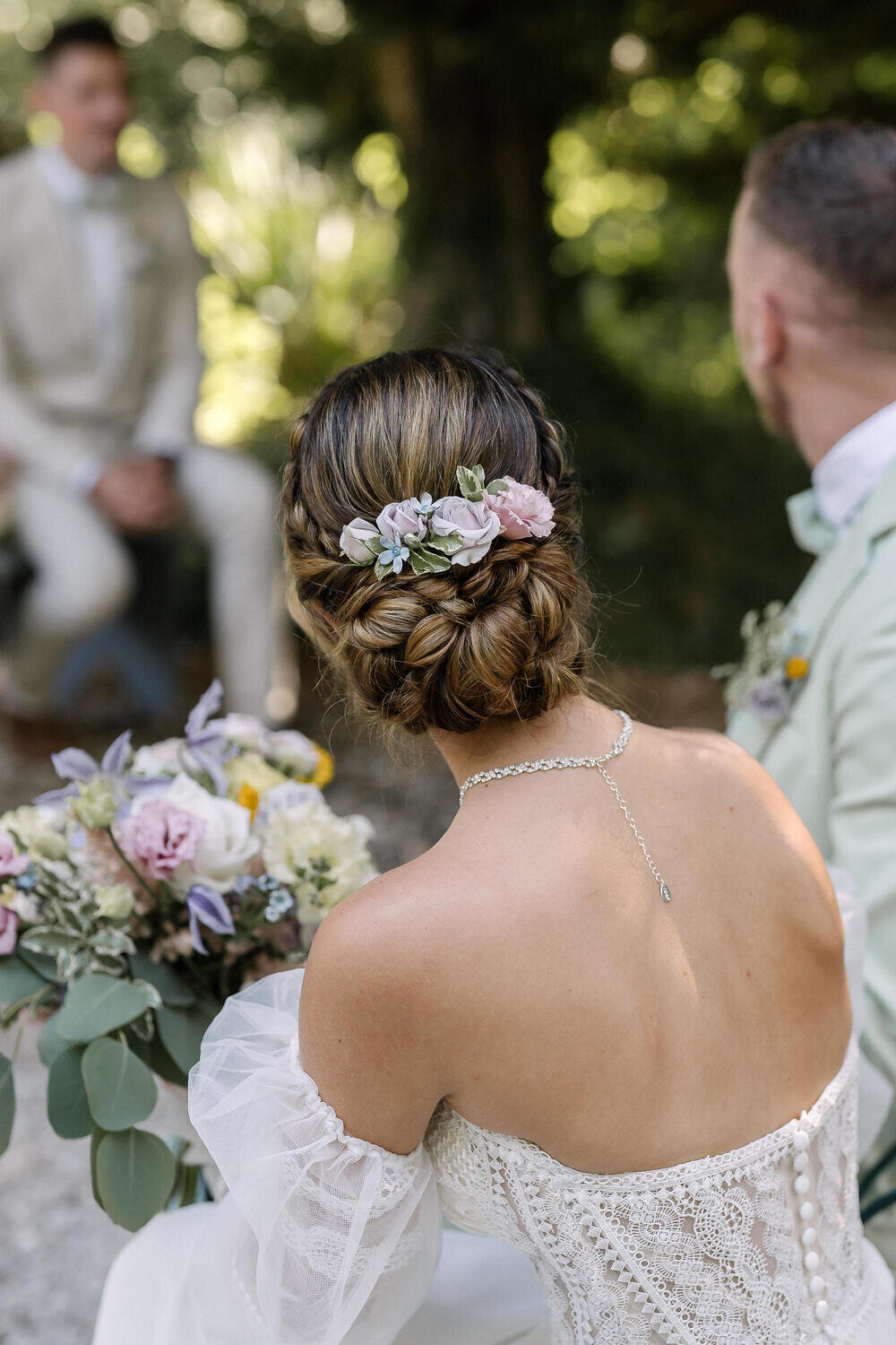 delicate-coiffure-de-mariee-avec-design-floral