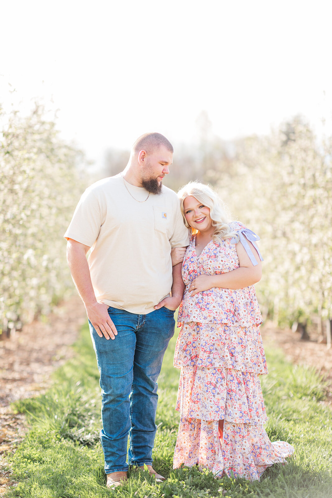 Spring maternity portraits at Perry Lowe Orchards