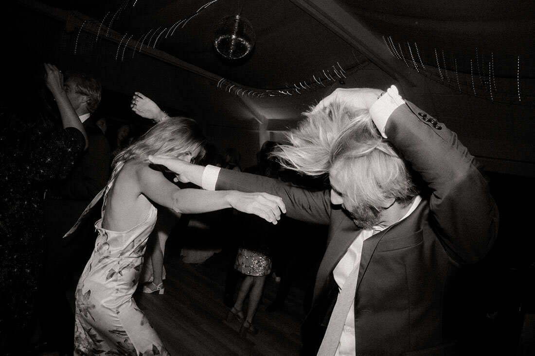 Couple de danseurs réalisant un pas de danse funky. Photographie en noir et blanc prise par Léa au château de Beaussais, côtes d'Armor, Bretagne.