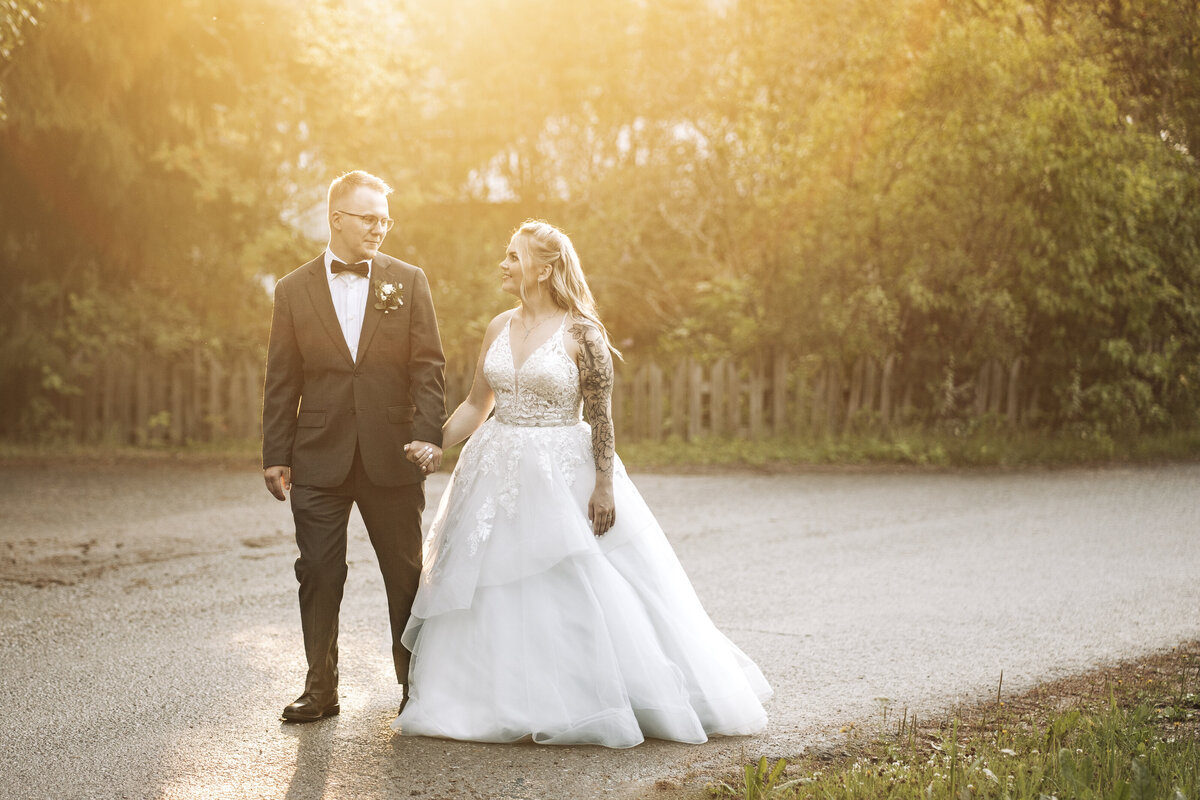 Hääkuvaus Lahti, Hollola, Asikkala, Vääksy, Helsinki, Vantaa, Espoo, Porvoo, Loviisa, Fiskars, Tampere, Turku, häävalokuvaaja, häävalokuvaus Lahti, hääkuvaaja Lahti, Päijät-Häme, hääpotretit auringonlasku, taianomainen, maaginen