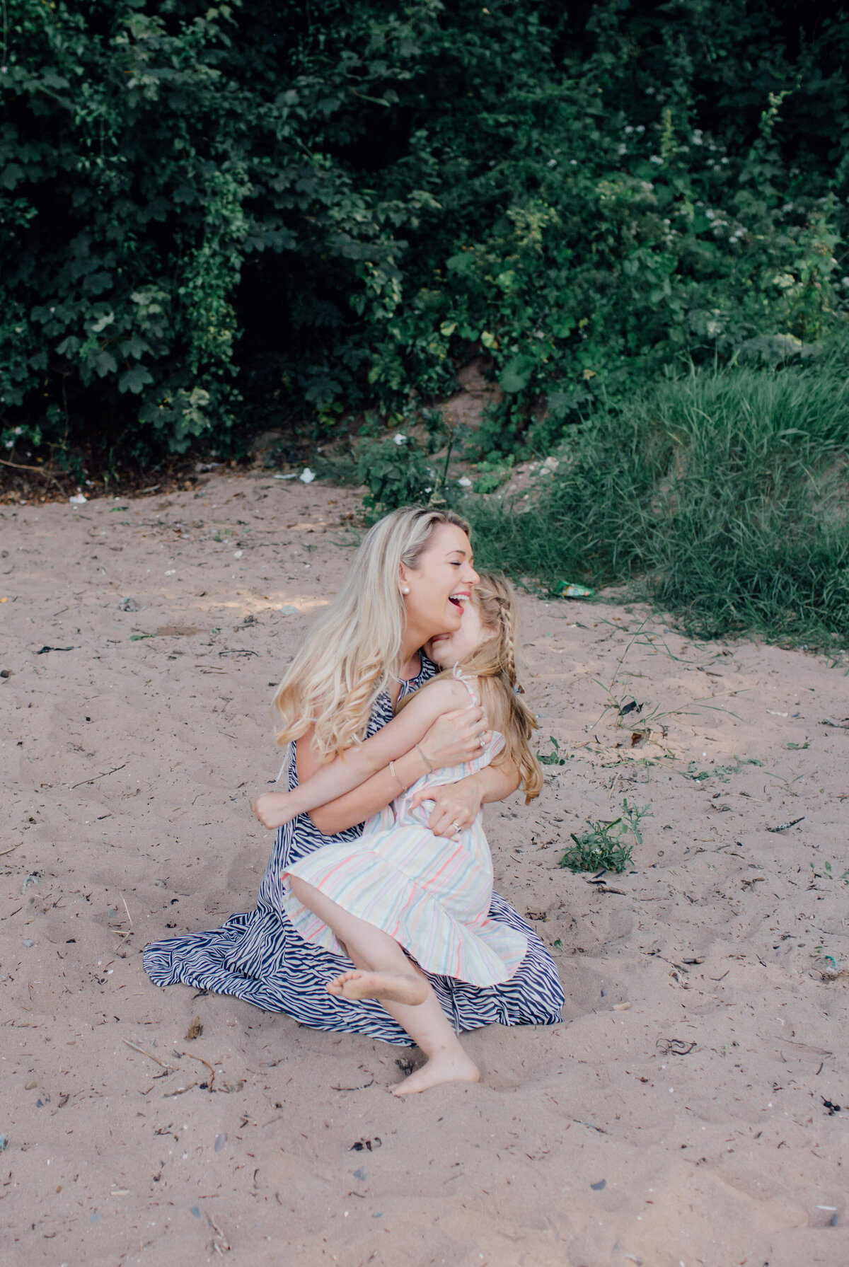 mum-playing-with-girl-on-beach