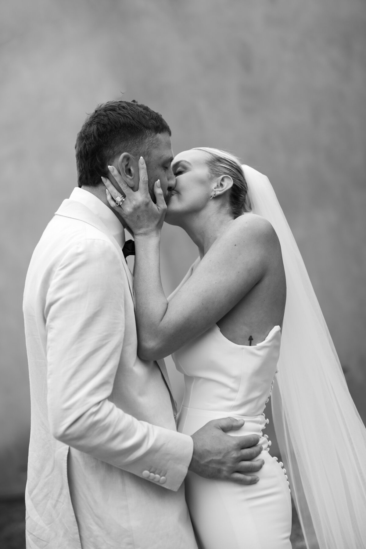 Bride_Kissing_Groom