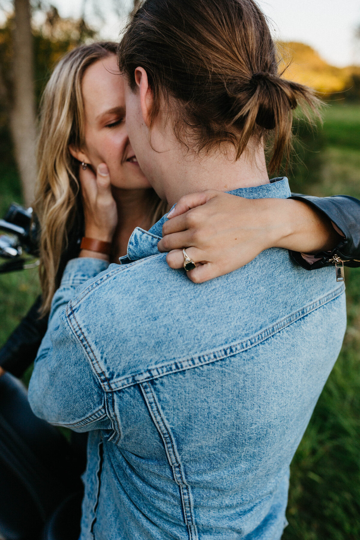 engagement-kissing-photo