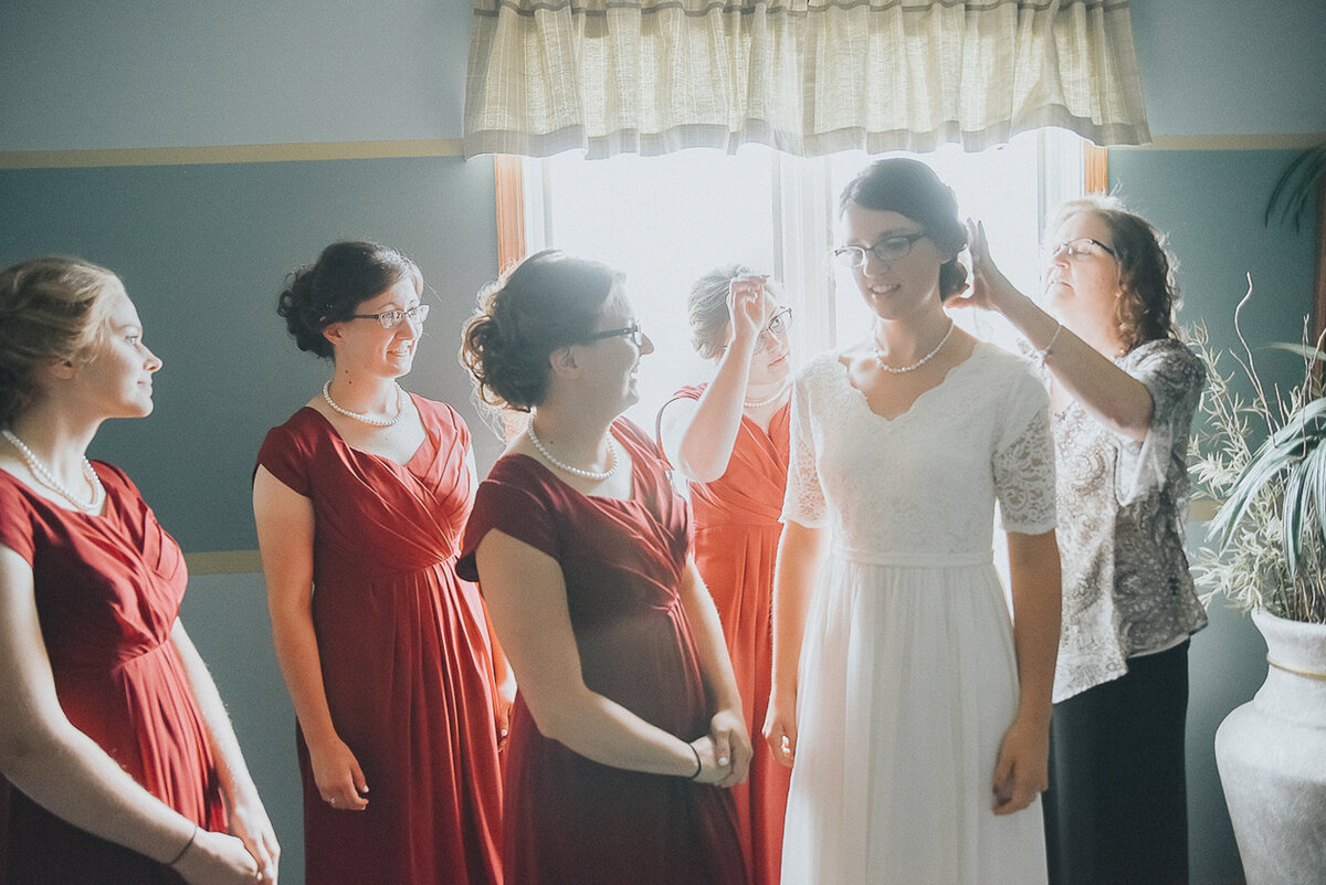 wedding getting ready | Iowa wedding photographer | Iowa Photographer | Playlife | Cedar Rapids | Iowa City | Kalona | Alaynna Ann Schwartz-27