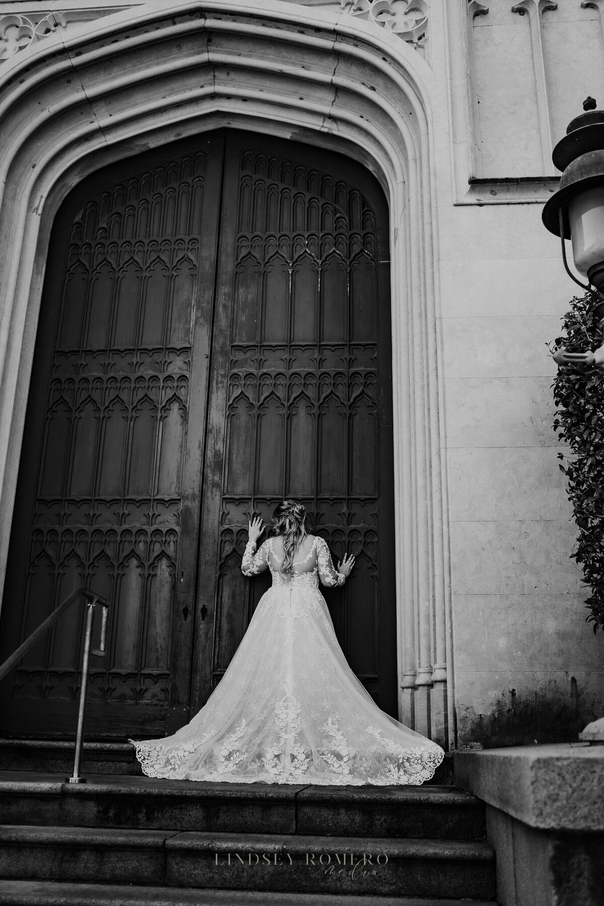 black and white bridal photo of winter bride at old state capitol in baton rouge, la