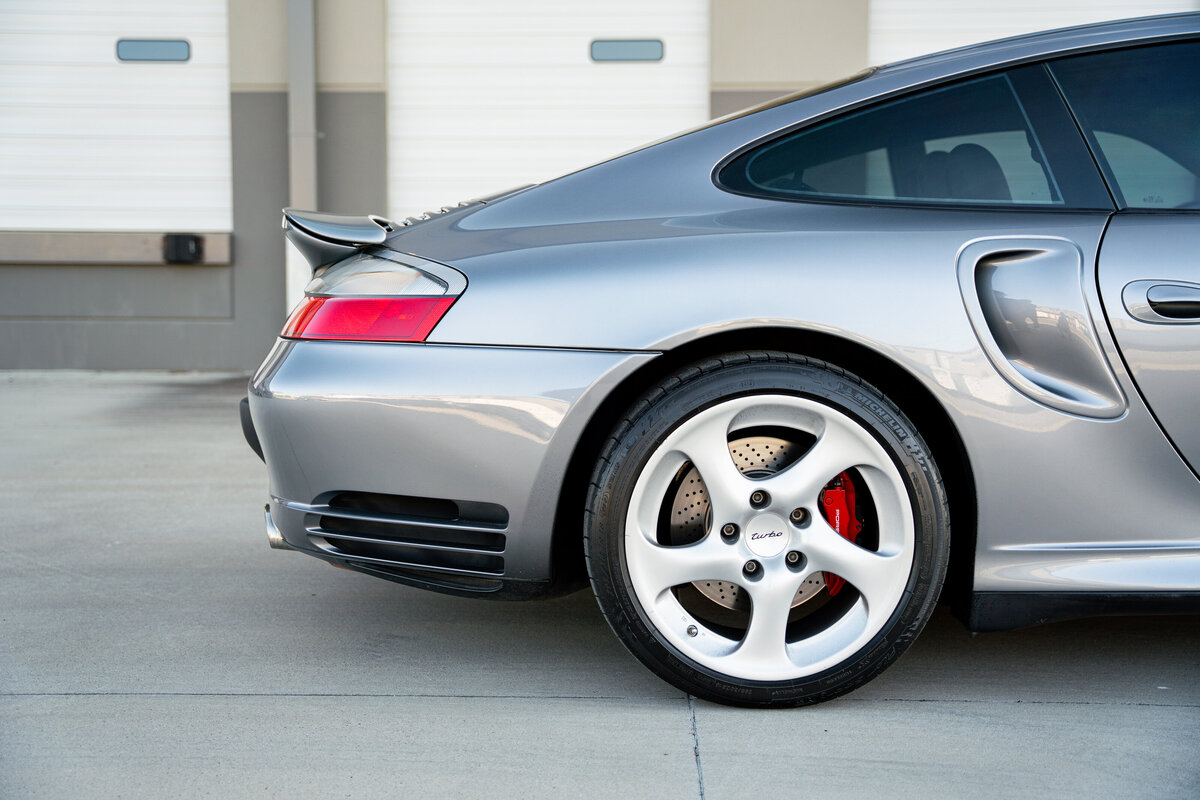 Porsche 911 Turbo-16