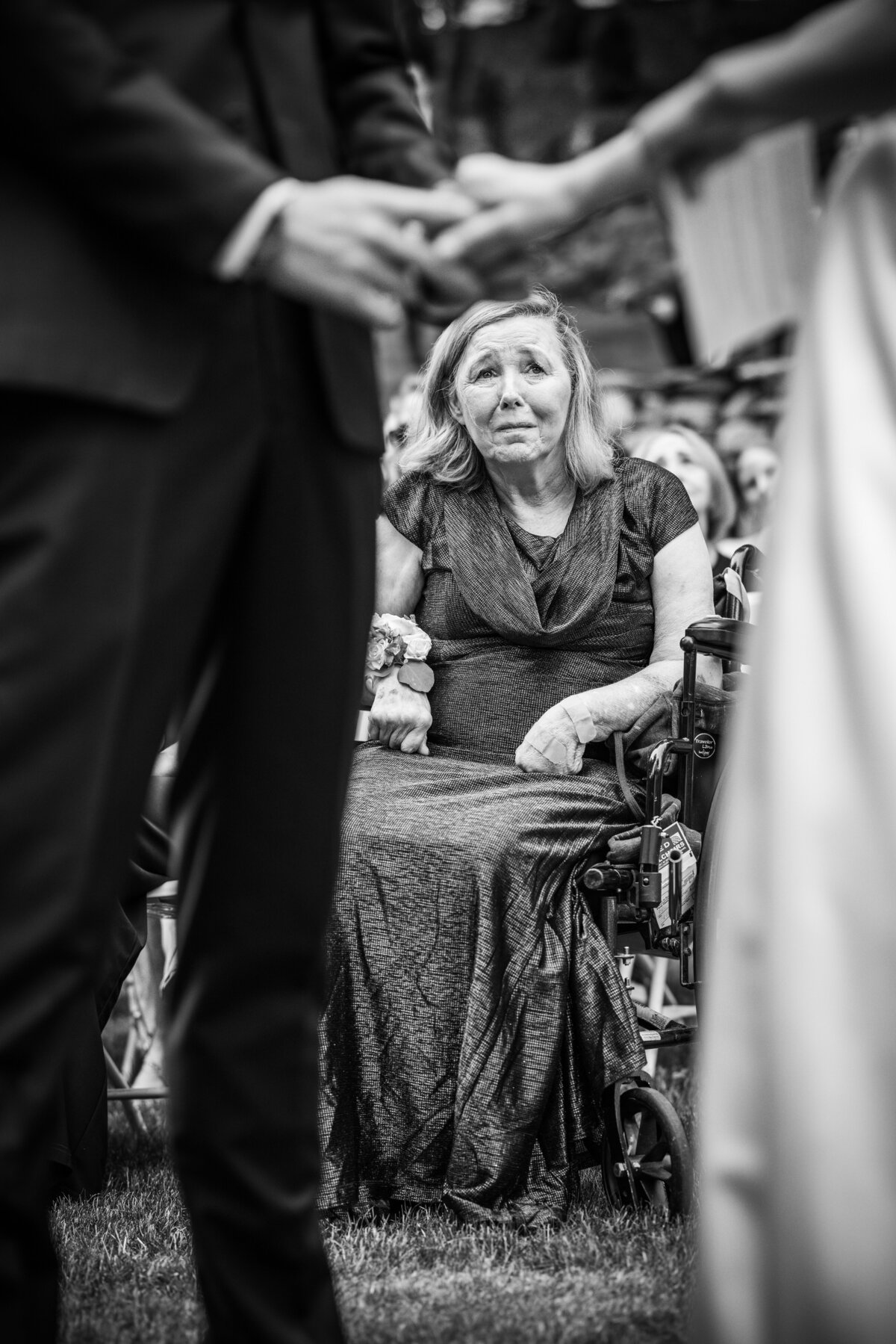mom-during-wedding-ceremony-behind-bride-and-groom