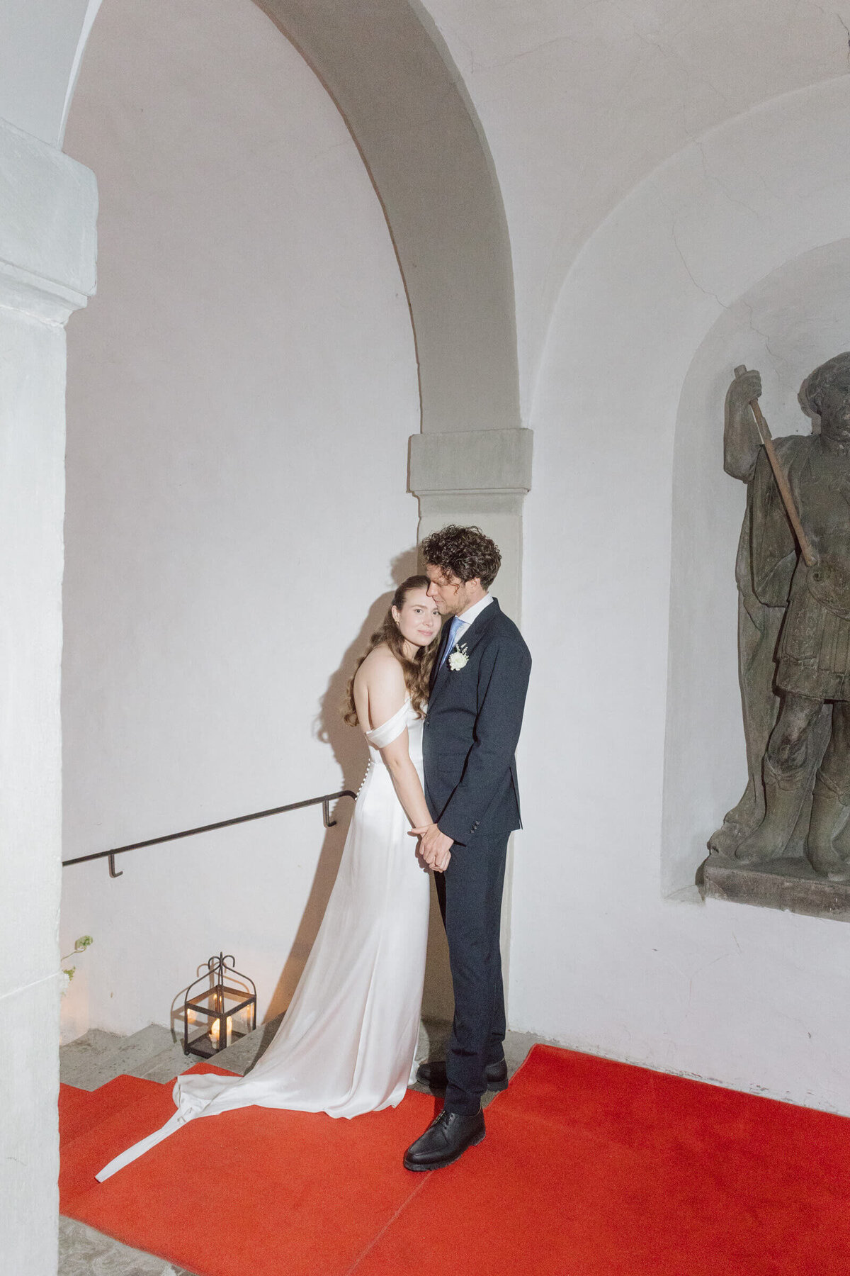 Brautpaar vor Statue – kunstvolle Szene im Palast Hohenems.

