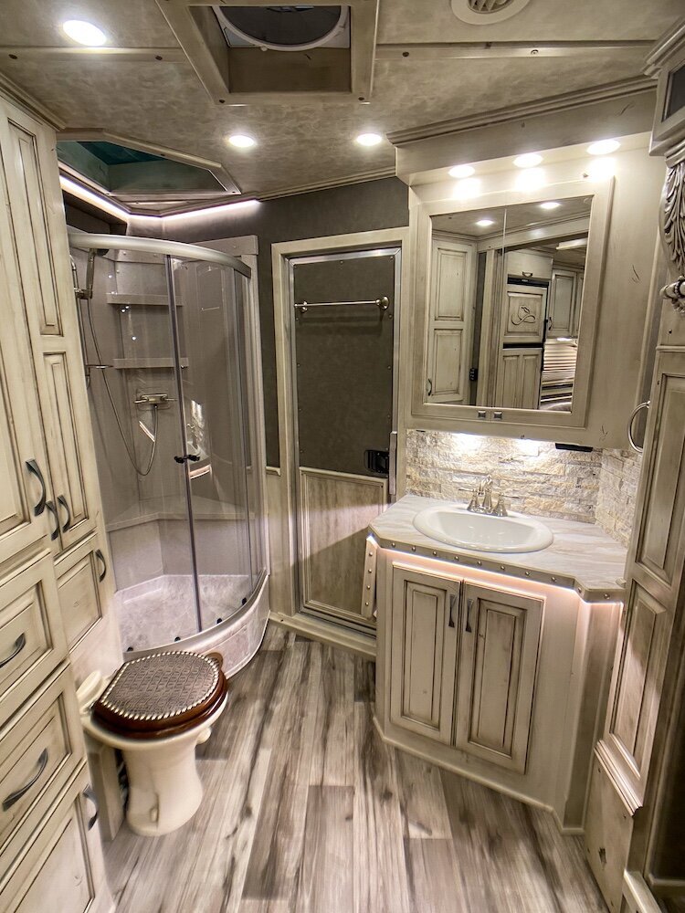 luxury-living-quarter-horse-trailers-trail-boss-conversions-bathrooms-16