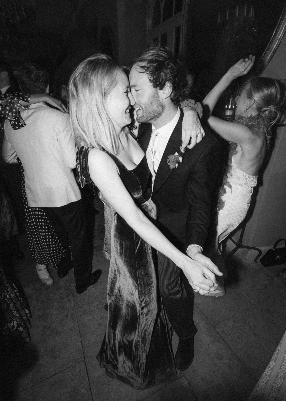 chloe-lowe-wedding-euridge-manor-cotswolds-orangery-guests-dancing
