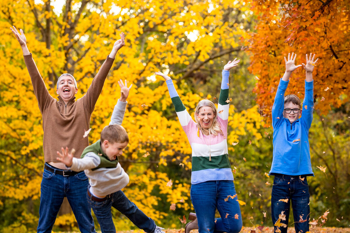 northern-kentucky-family-fall-throwing-leaves-fun-photo